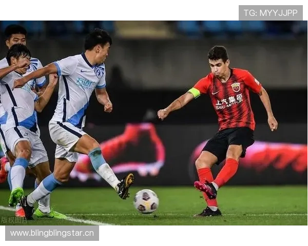 奥斯卡中场风格解析：组织调度与进攻串联表现稳健