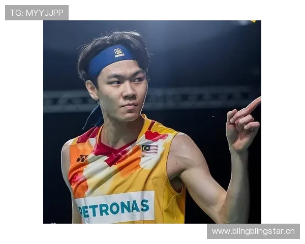 李梓嘉练球到半夜，隔壁都怀疑他搬了羽毛球馆来家里了？